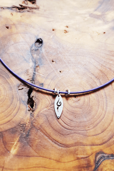 Gümüş Dansçı Pozu-Mor Deri Kolye